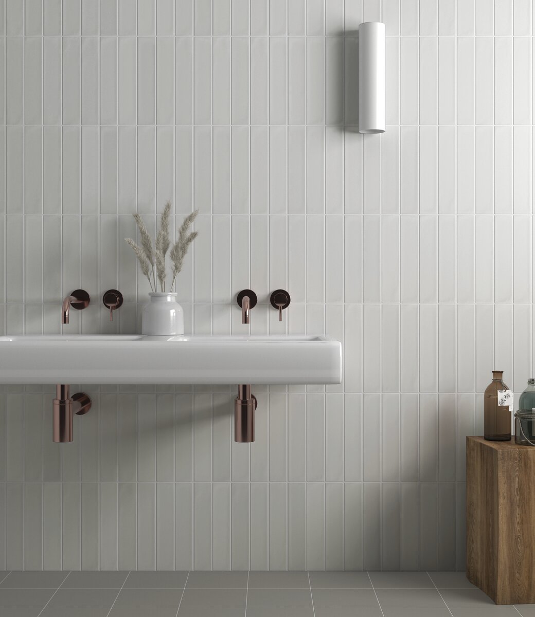 Keraamiset laatat Vaaleat kylpyhuoneen laatat ja allas.