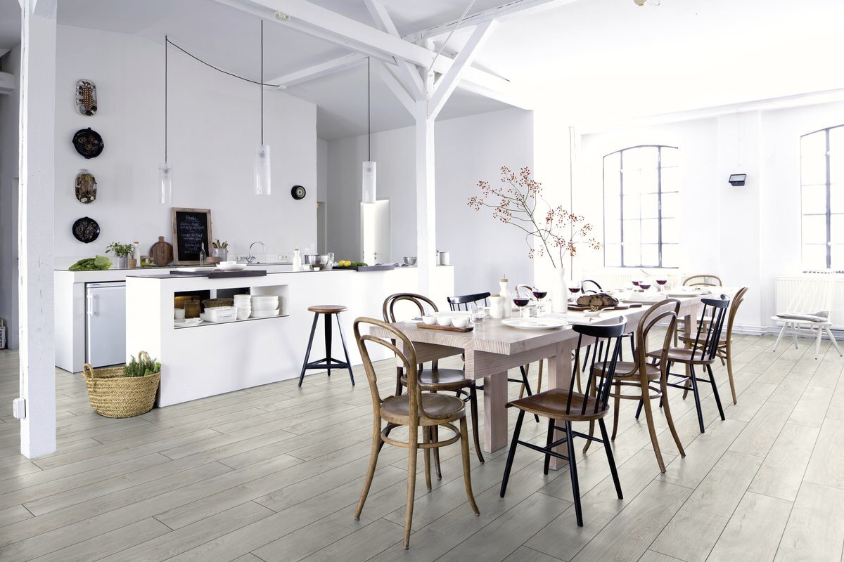 Keittiön lattia Moderni keittiö, jossa on vaalea puulattia ja valkoiset kaapit.