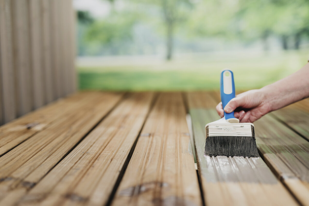 Terassilautoja käsitellään pensselillä.