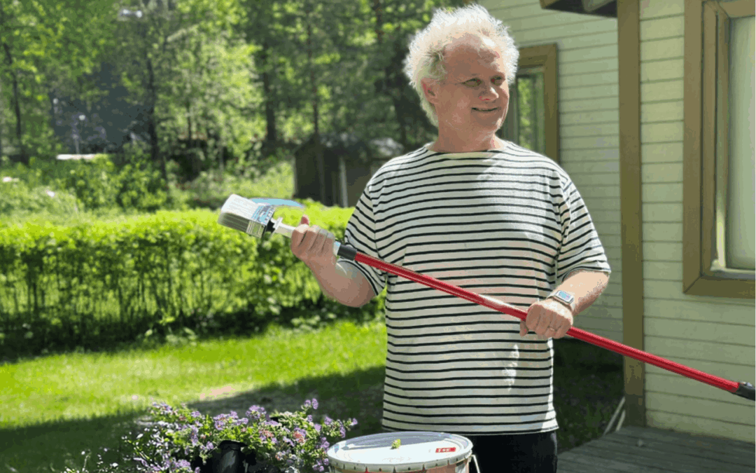 Jani Halme ja terassinhuoltovälineitä ja -materiaaleja.