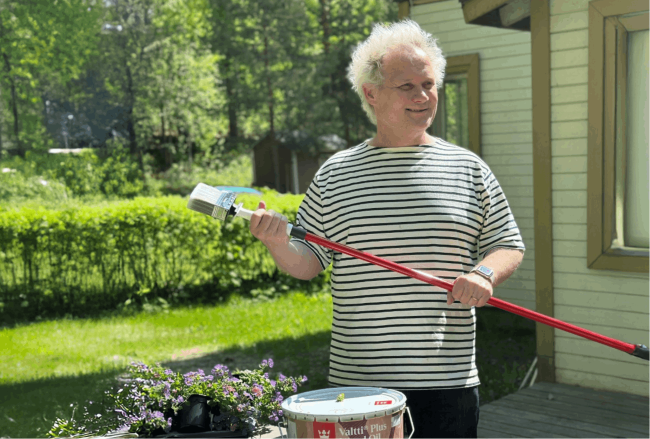 Jani Halme ja terassinhuoltovälineitä ja -materiaaleja.