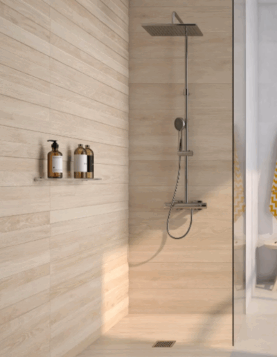 Puujäljitelmälaatoin laatoitettu moderni kylpyhuone.